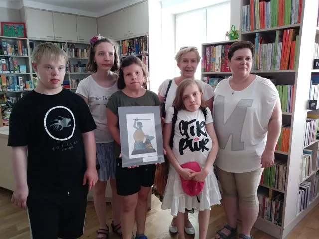 UCZNIOWIE SPS 147 DZIĘKUJĄ  PRACOWNIKOM BIBLIOTEKI NR 13  