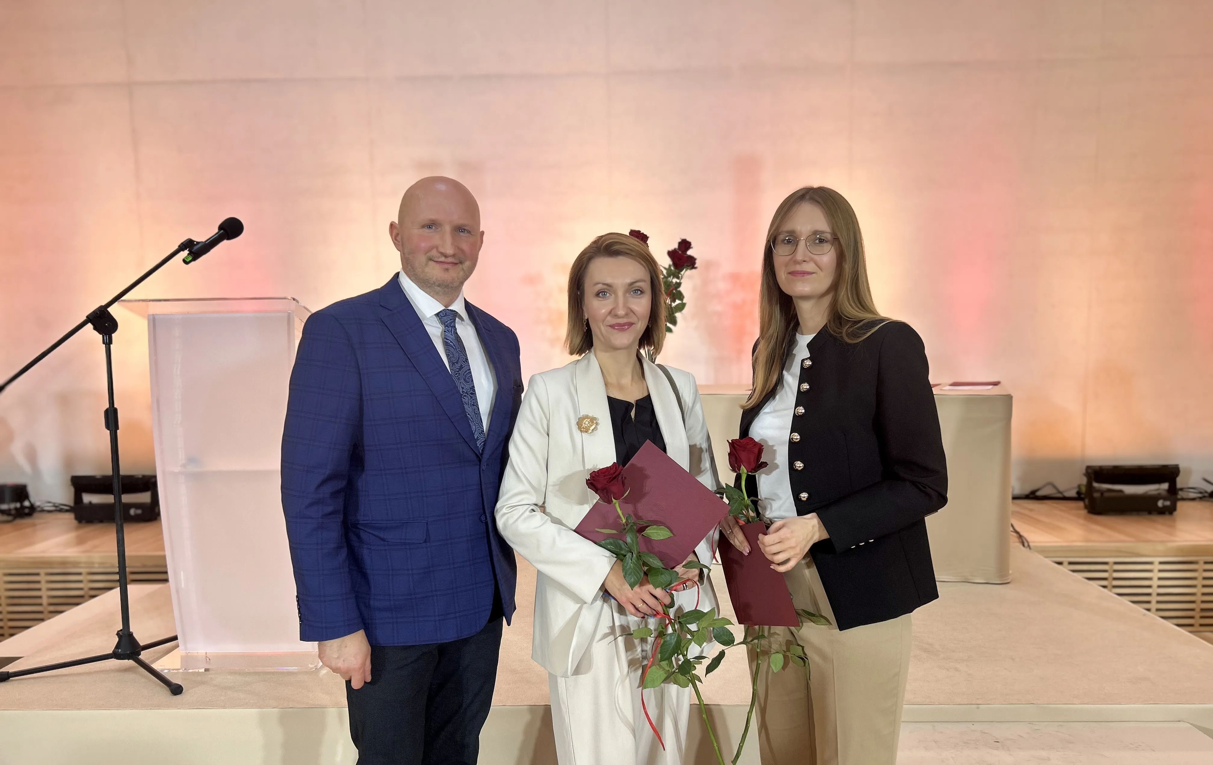 Panie Anna Sieniawska - Turowska i Izabela Wakulińska z dyplomami w ręku w towarzystwie dyrektora szkoły