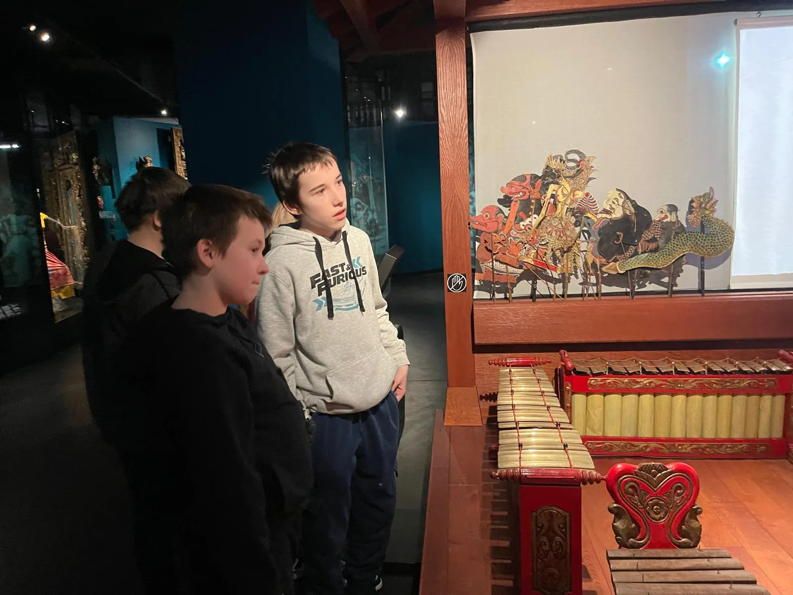 Uczniowie zwiedzaja wystawę w muzeum